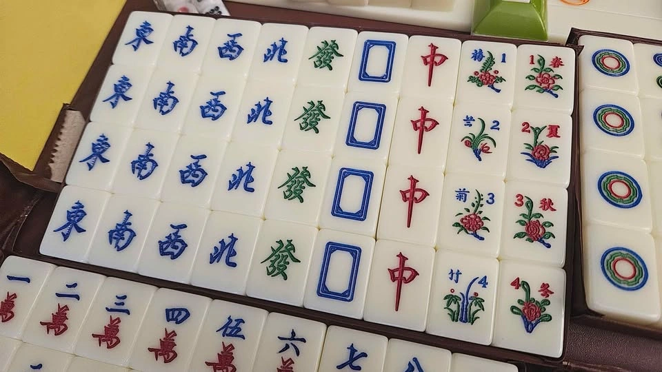 Mahjong Set with Carrying Case - photo 2
