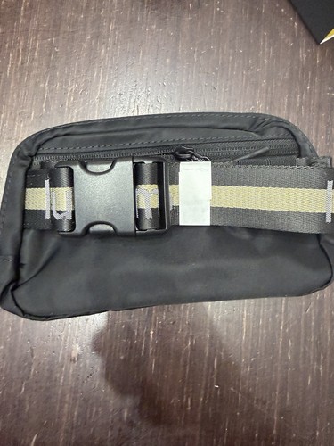lululemon Everywhere Belt Bag Black Waist Pack 1L NWT - photo 5