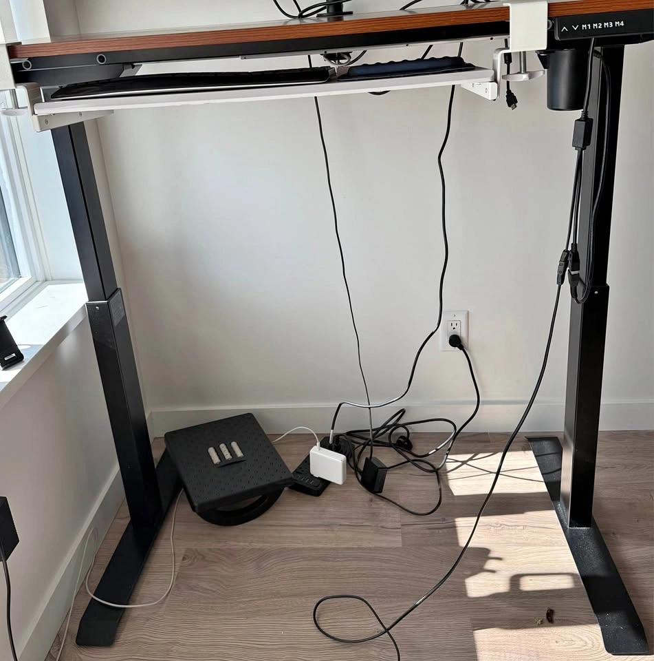 Standing computer desk (120x60 cms)