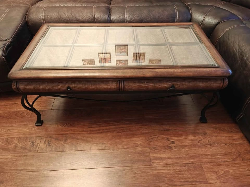 Stunning Wicker & Glass Top Coffee Table – Great Condition - photo 2