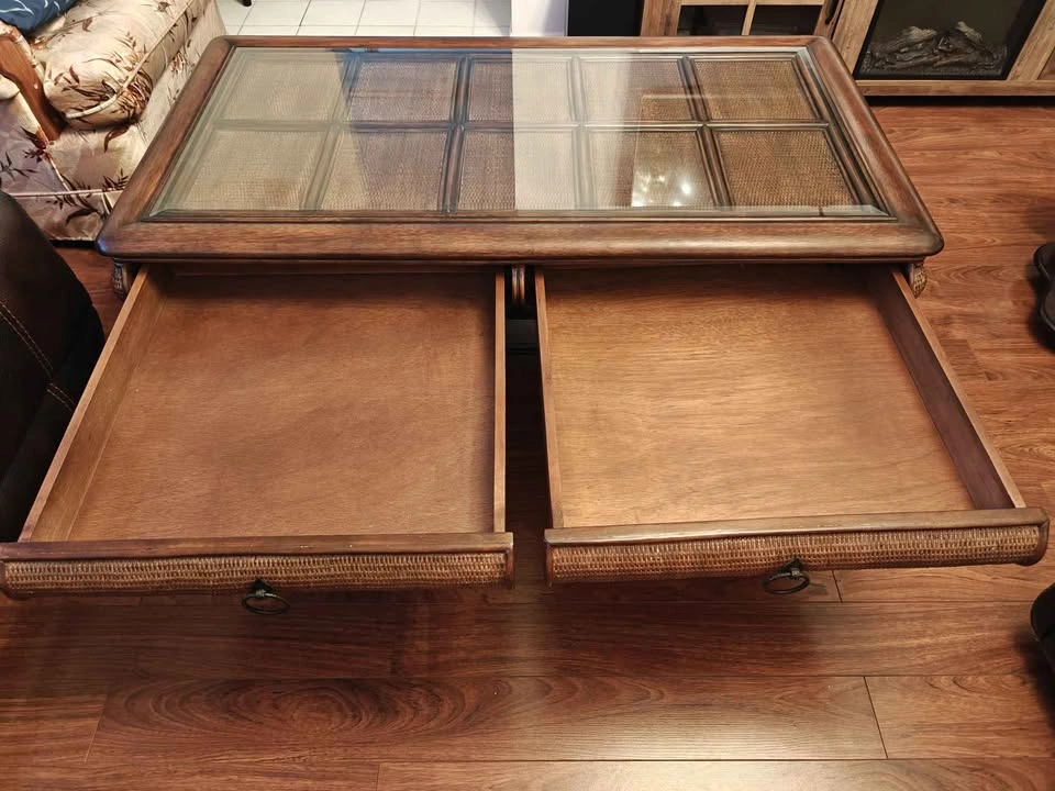 Stunning Wicker & Glass Top Coffee Table – Great Condition - photo 3