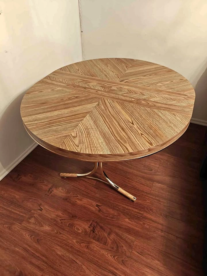 Mint condition OVAL shaped Dining Table - 249 CAD OBO