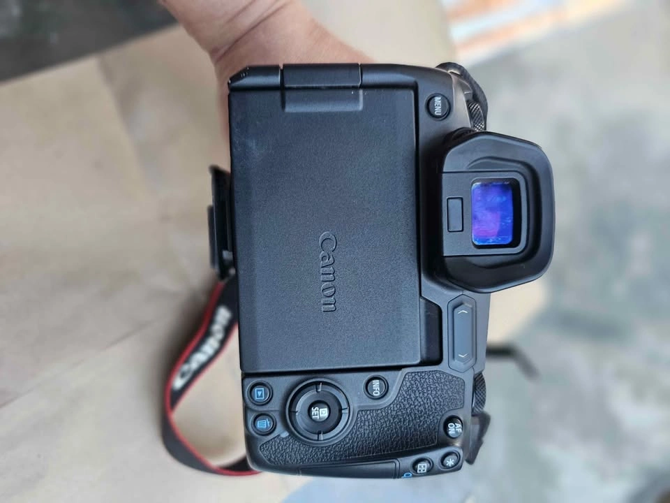 Canon EOS R with EF 24-105mm f/4L IS USM Lens - photo 2
