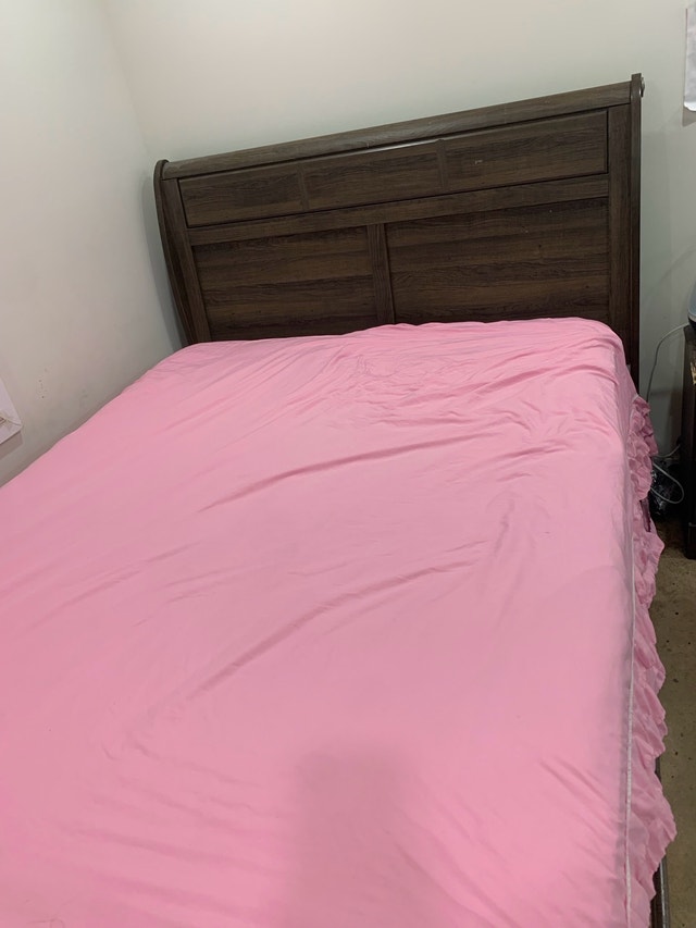 Queen Sized bed with mattress - photo 3