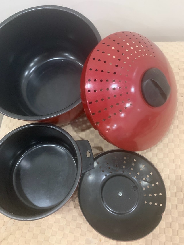 Red pots set with strainer lids - photo 3