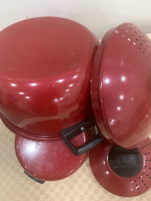 Red pots set with strainer lids - photo 4