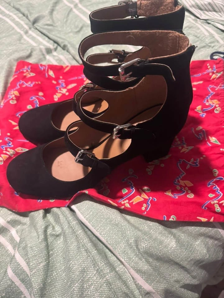 Black high heels - photo 2