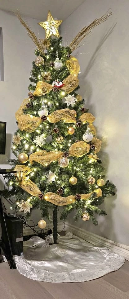 Fully Decorated 6.5ft Pre-Lit Christmas Tree - Move-In Ready!