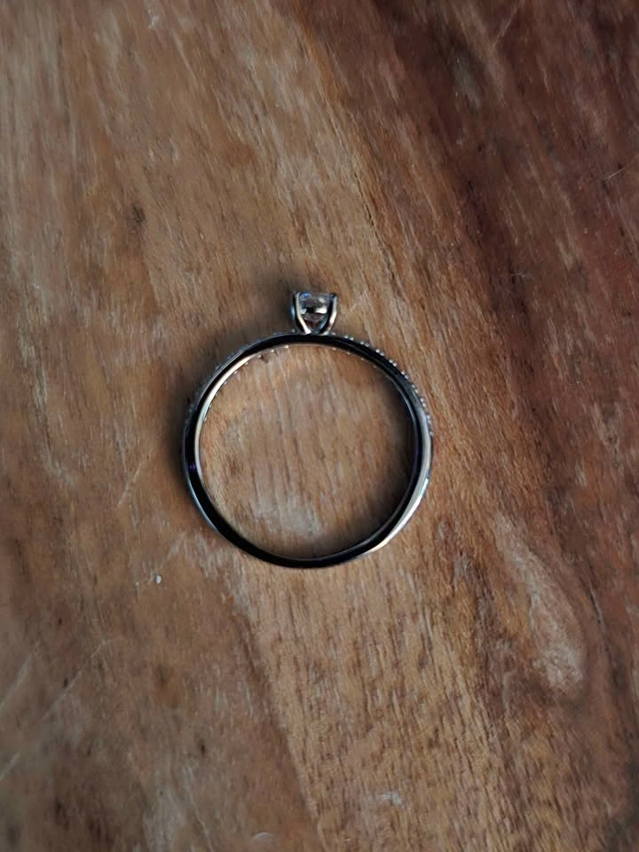 Beautiful Diamond Ring - photo 2