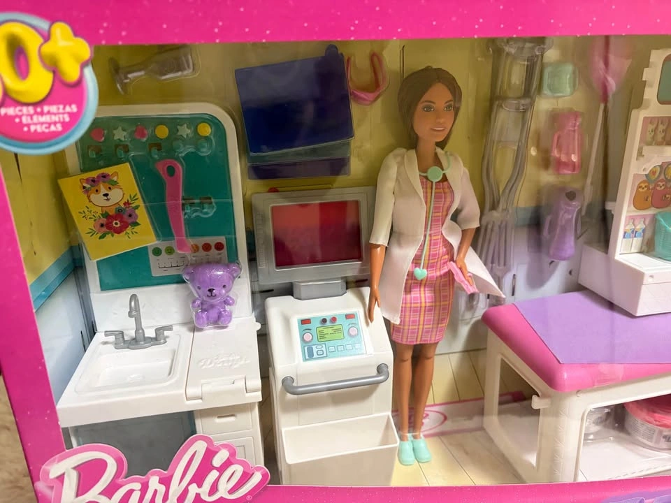 Barbie Fast Cast Clinic Playset - Brand New - photo 3