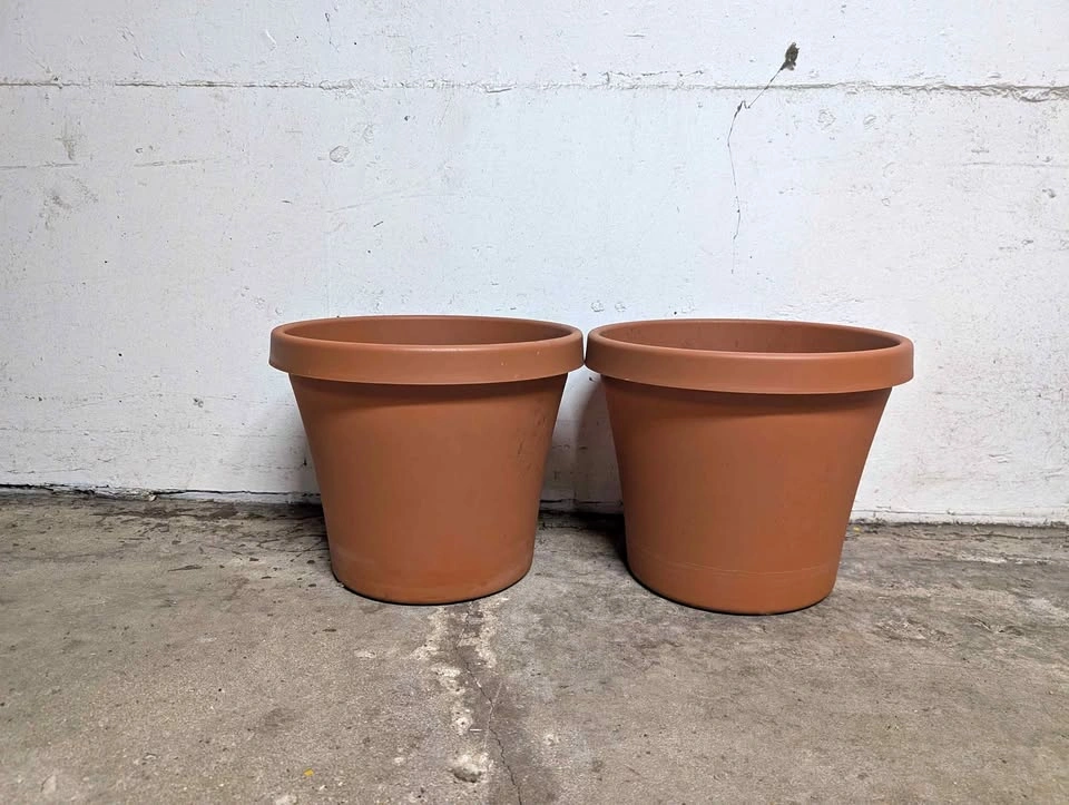 2 14inch plastic planters
