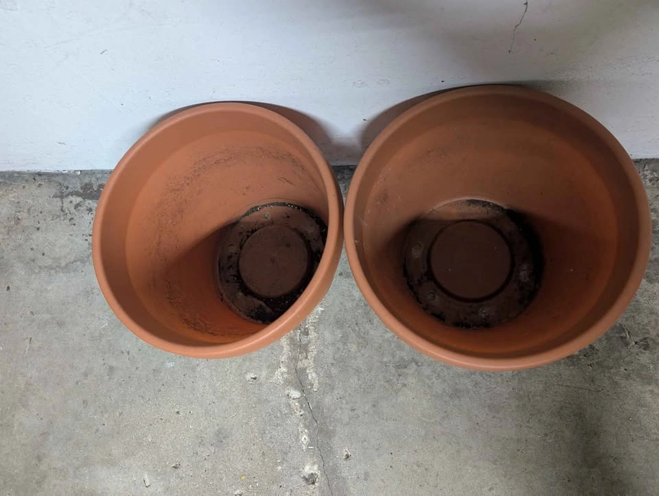 2 14inch plastic planters - photo 2