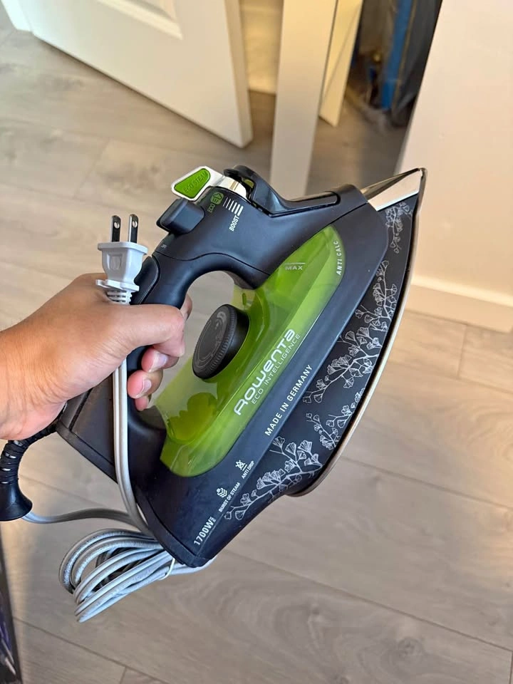Rowenta Eco Intelligence Steam Iron