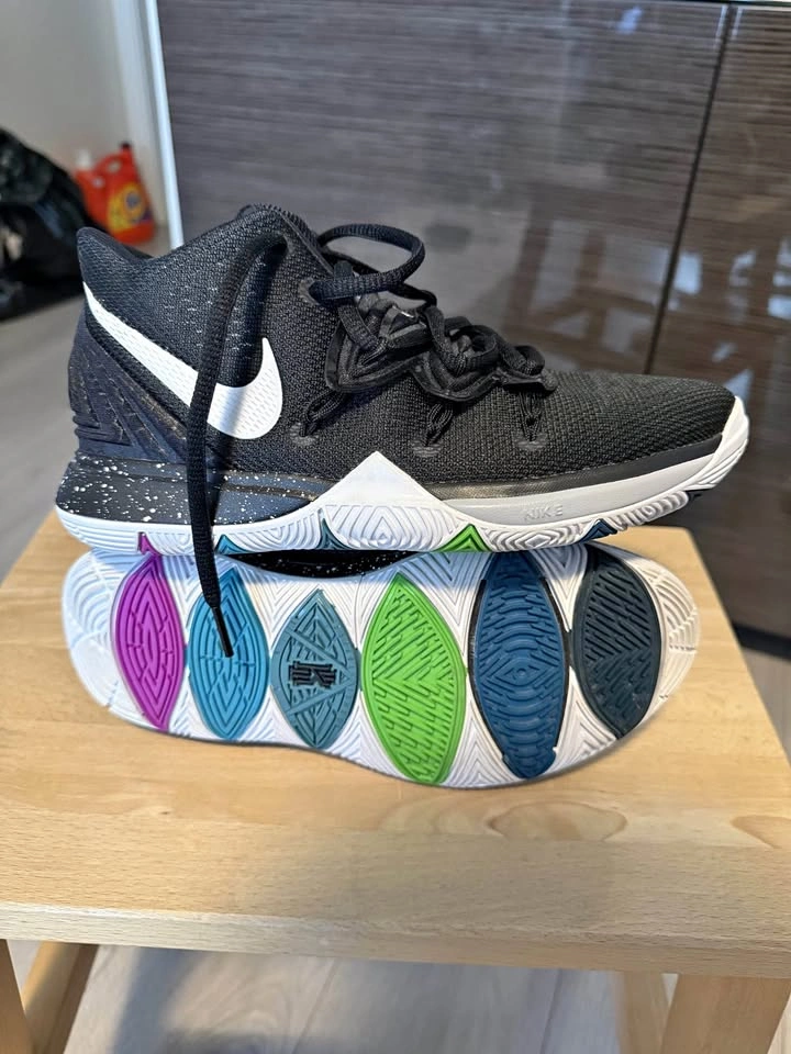 Kyrie 5 "Black Magic" GS