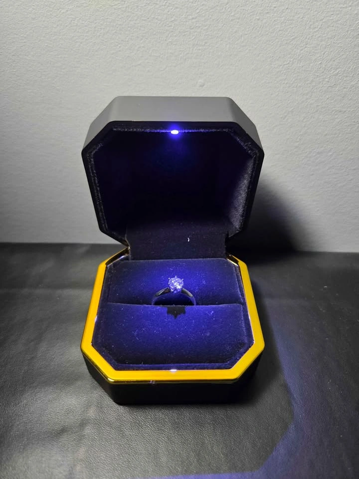 VVS1 Engagement Ring