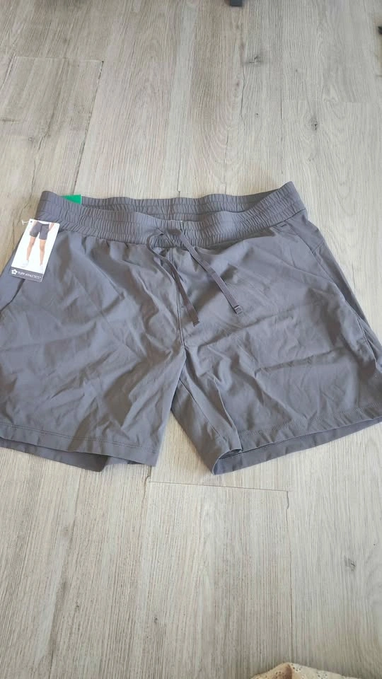 NEW XL WOMENS SHORTS, SKORTS AND CAPRIS - photo 2