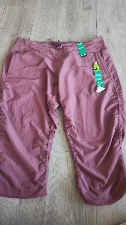 NEW XL WOMENS SHORTS, SKORTS AND CAPRIS - photo 4