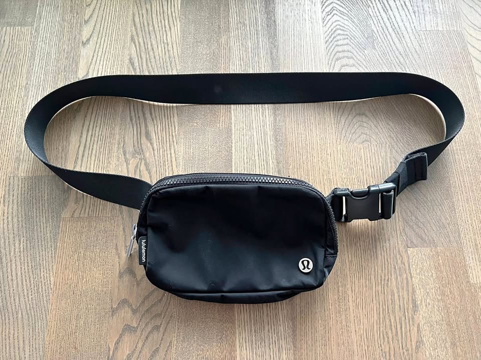 Lululemon Everywhere Belt Bag 1L - Black - Like New
