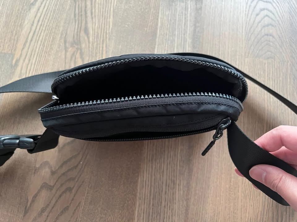 Lululemon Everywhere Belt Bag 1L - Black - Like New - photo 3