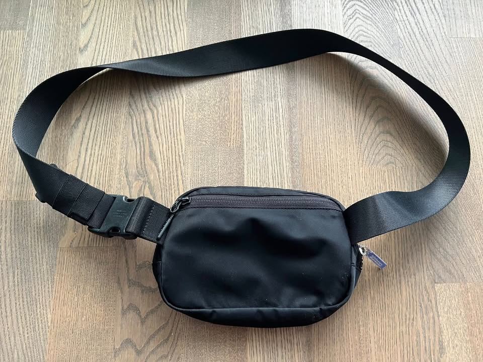 Lululemon Everywhere Belt Bag 1L - Black - Like New - photo 4