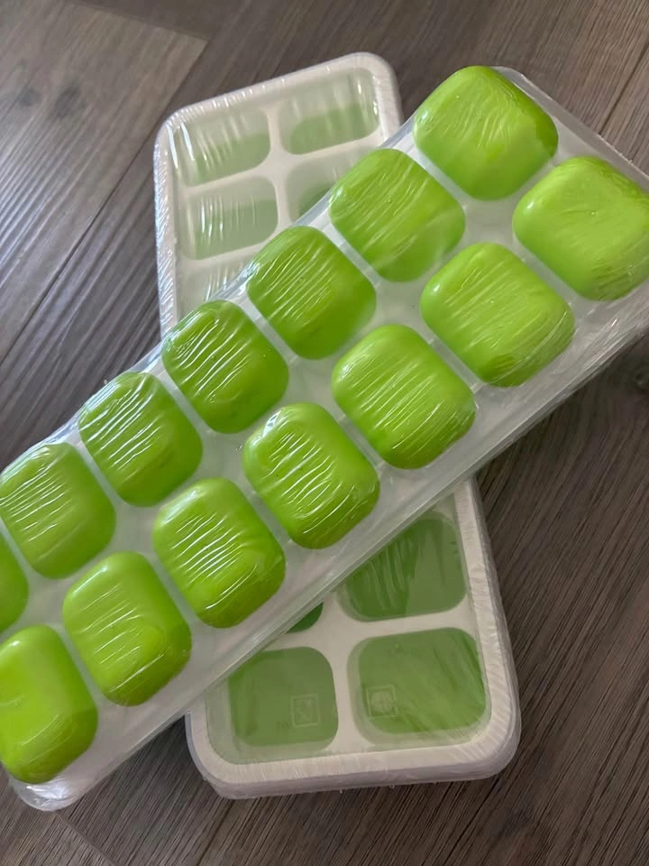 Set of 2 Green Ice Cube Trays - photo 2