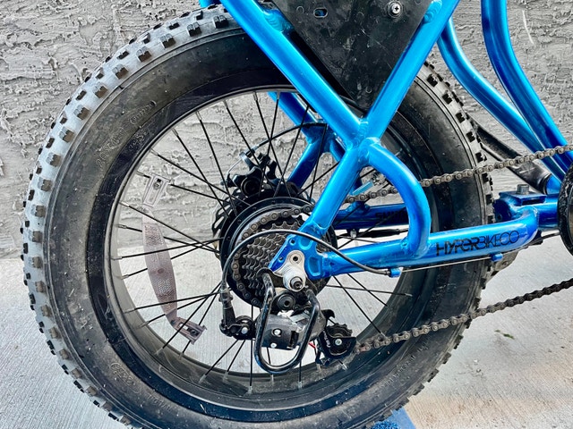 2 Bikes + Helmet + Charger - photo 4