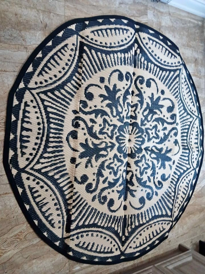 6' Round Plastic Straw Outdoor Rug