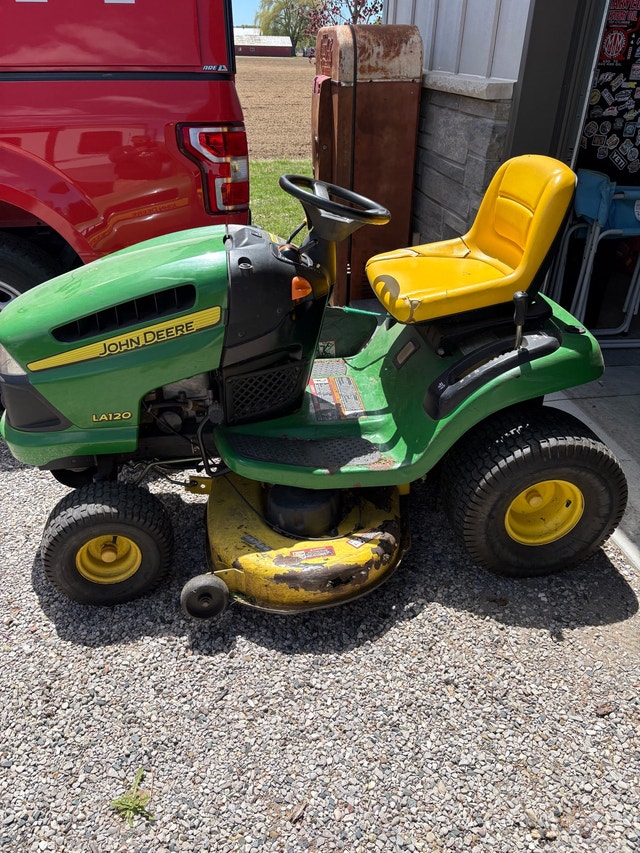 John Deere LA 120 Lawn Tractor