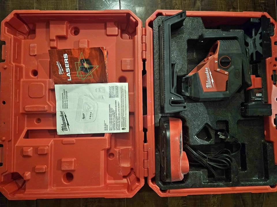 Milwaukee M12 Cross Line Laser Kit with Battery & Charger