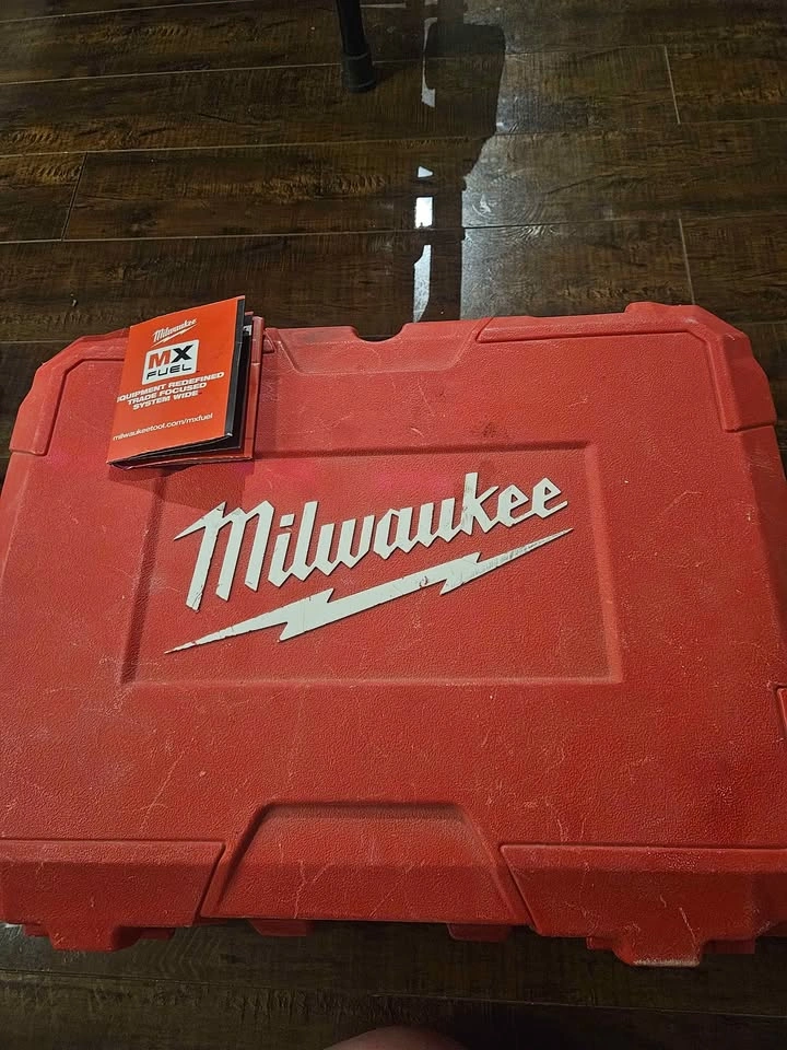 Milwaukee M12 Cross Line Laser Kit with Battery & Charger - photo 2