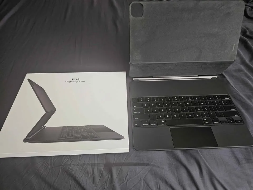 2020 iPad Pro 12.9" & Magic Keyboard Combo Price Negotiable image indicator(3)