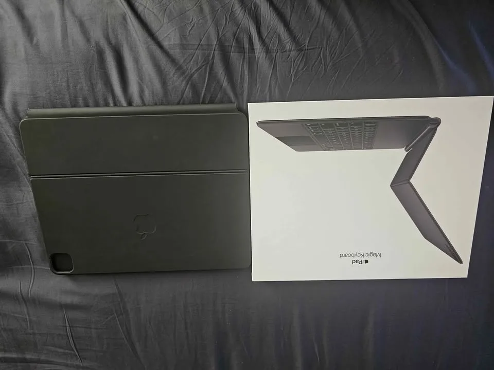 2020 iPad Pro 12.9" & Magic Keyboard Combo Price Negotiable image indicator(4)