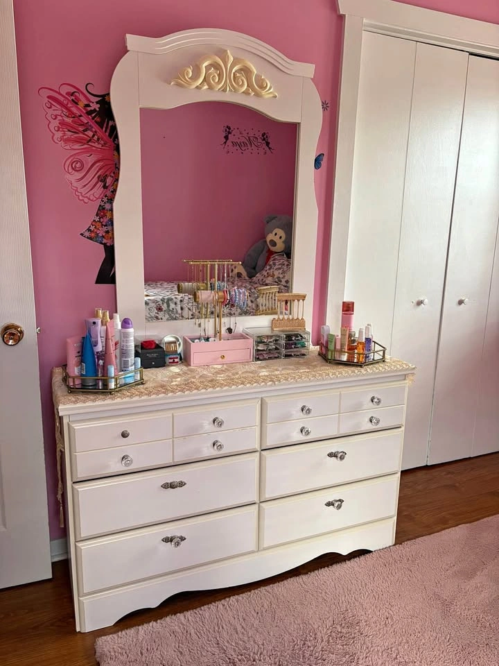 White Bedroom Set (6 Pieces) – $1100