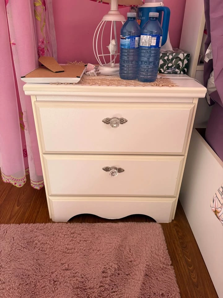 White Bedroom Set (6 Pieces) – $1100 - photo 3