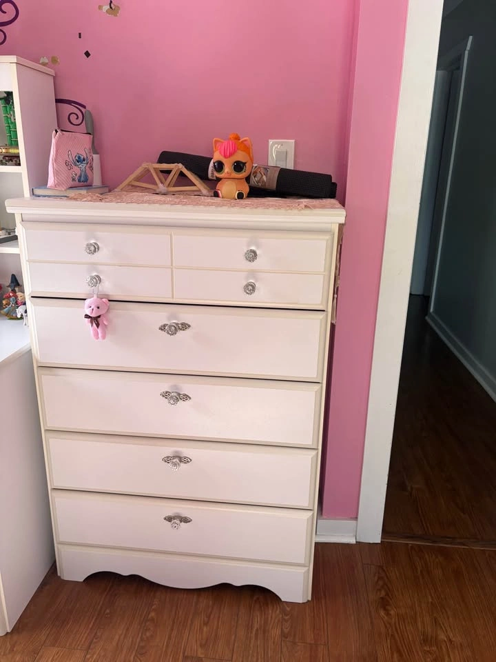White Bedroom Set (6 Pieces) – $1100 - photo 5