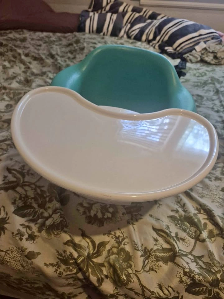 Sit me up chair with tray
