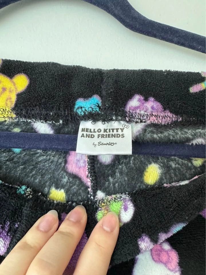 sanrio PJ shorts SIZE L - photo 2