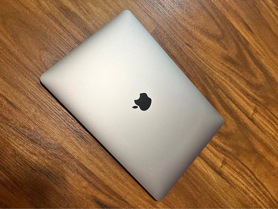 Apple MacBook Air M1 chip 8gb ram 256gb ssd