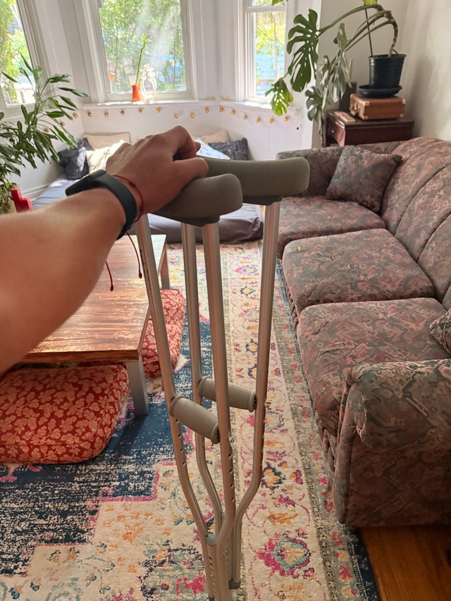 Adult crutches