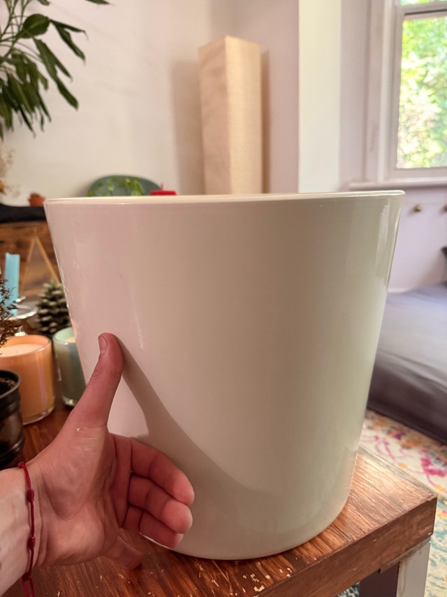 White ceramic planters/ Pot