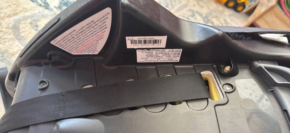 Evenflo Infant Car Seat & Base – Clean, Ready to Use – Expires 0 - photo 4