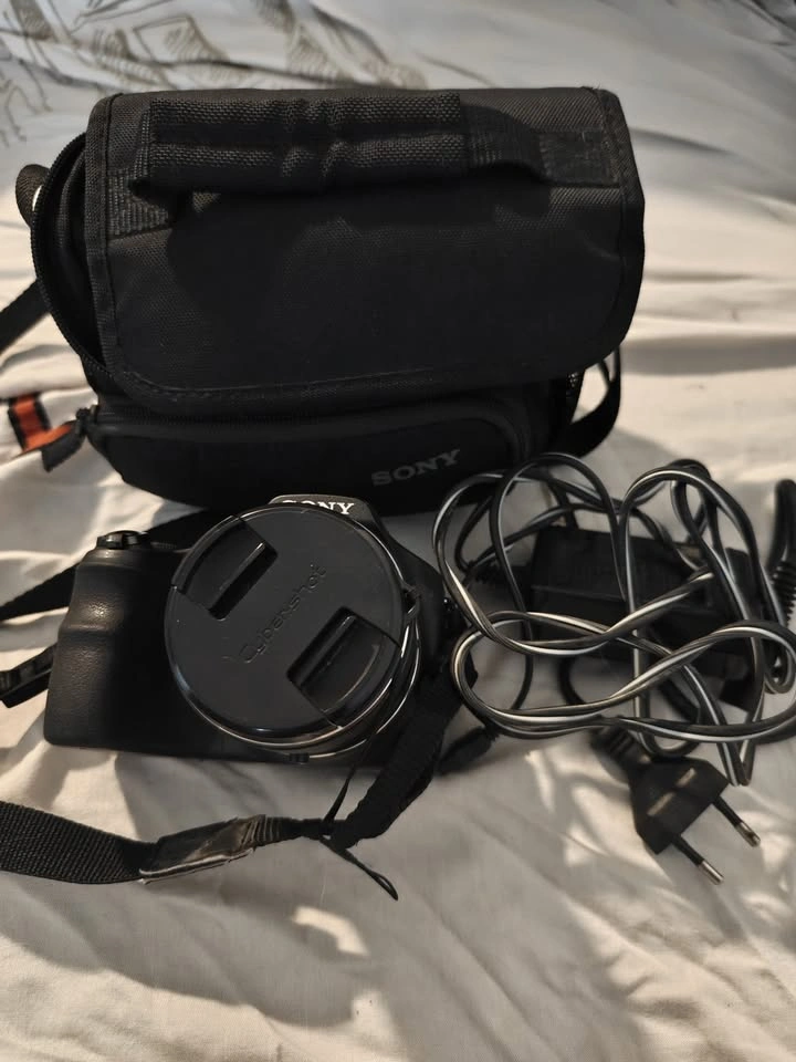 Sony DSC-HX200V Super Zoom Camera – Excellent Condition - photo 3