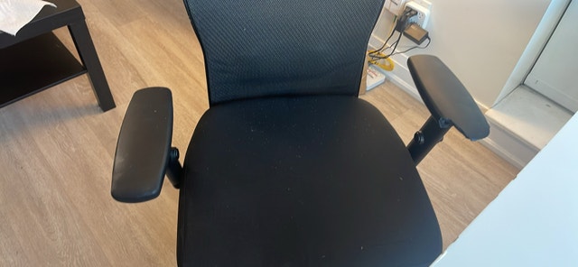 desk and chair - photo 2