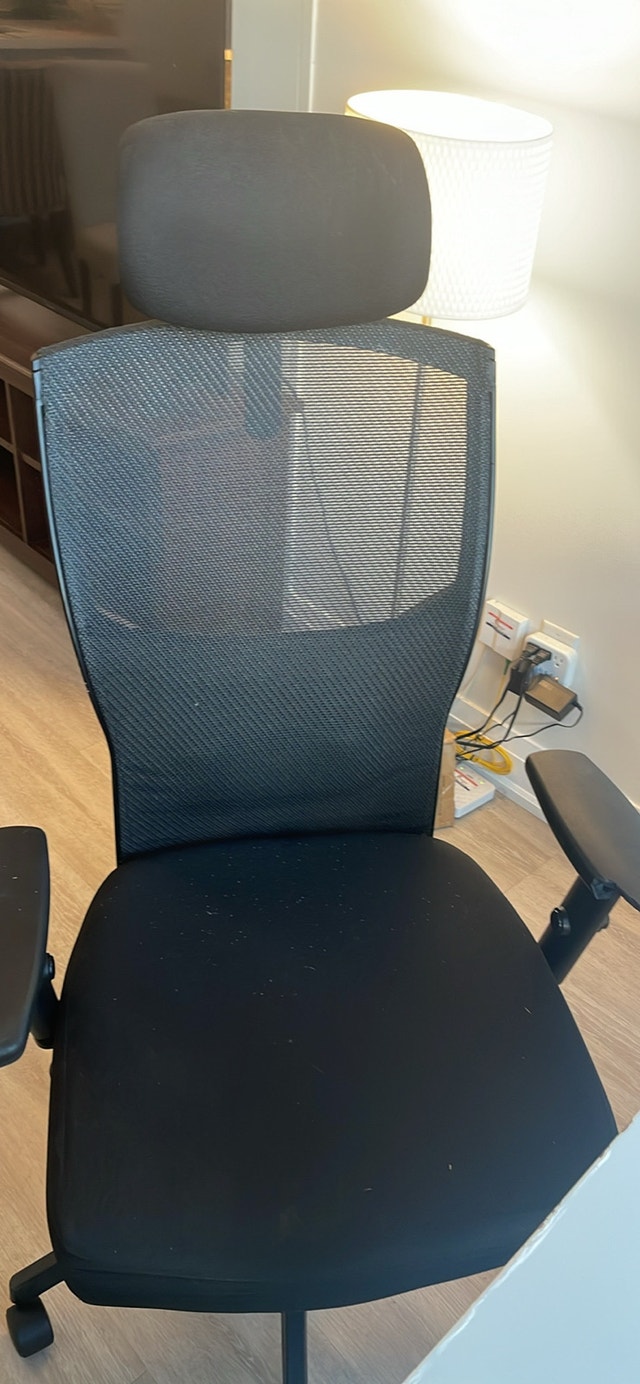 desk and chair - photo 3