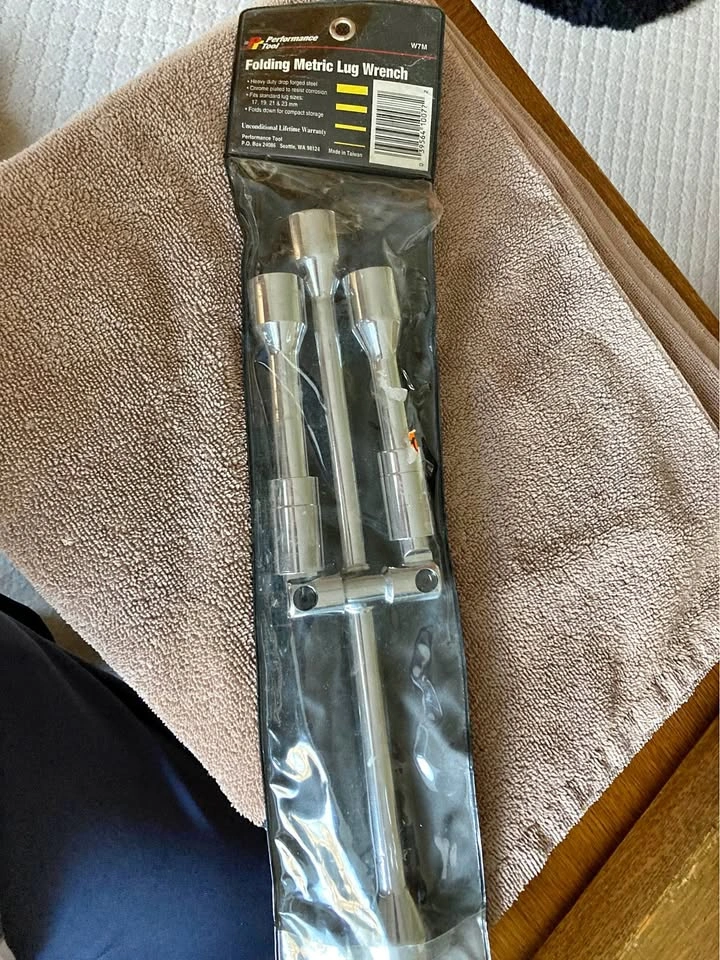 Folding 4-Way Metric Lug Wrench/Tire Iron