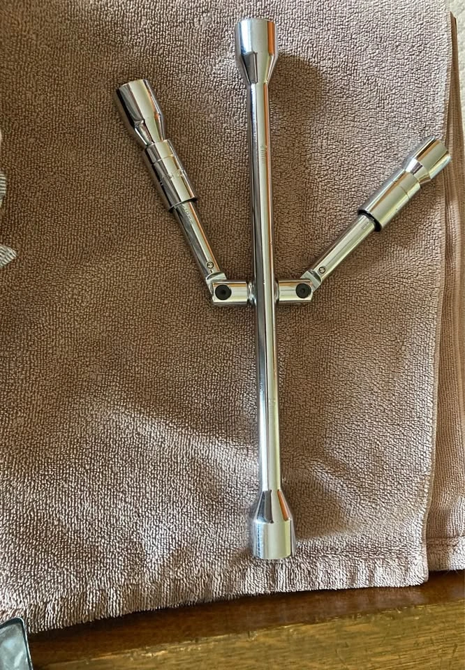 Folding 4-Way Metric Lug Wrench/Tire Iron - photo 2