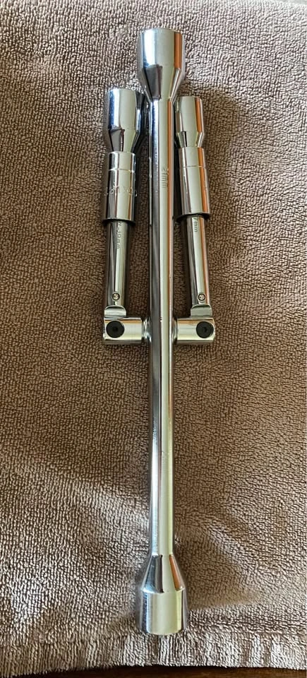 Folding 4-Way Metric Lug Wrench/Tire Iron - photo 3