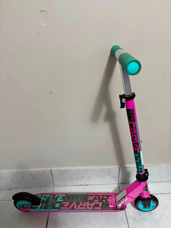 Kids Madd Gear Carve Scooter