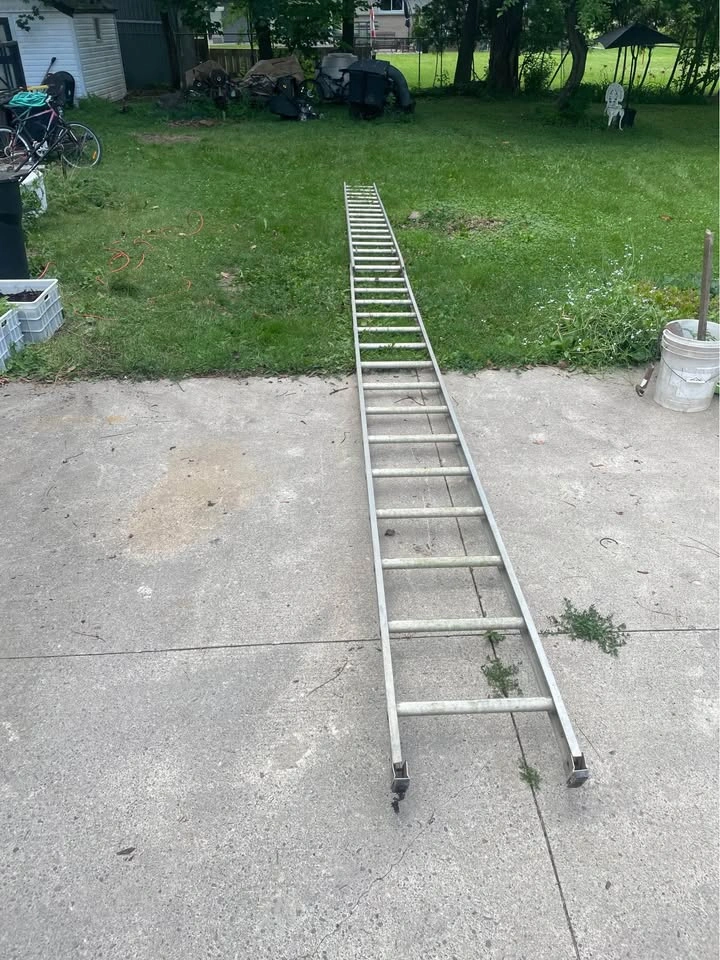 Aluminum Extension Ladder - photo 2