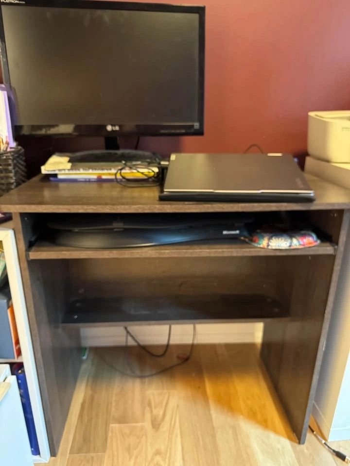 Small desk with keyboard tray - photo 4